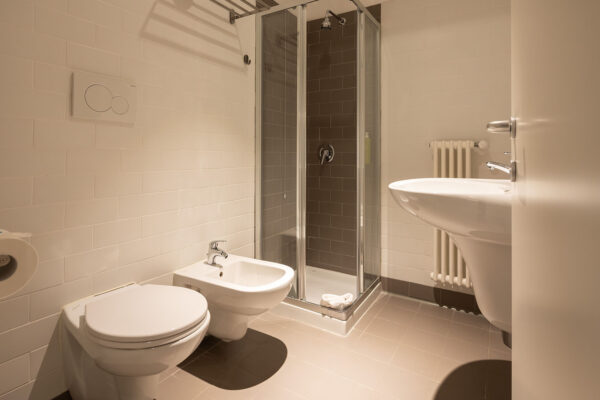 01-3 Dettaglio bagno Lecco Hostel & Rooms