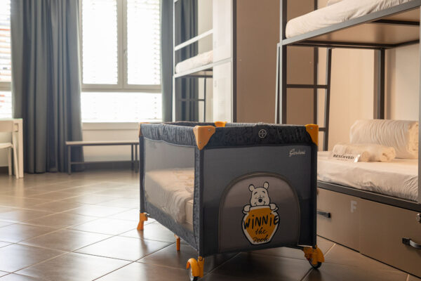 01-4 Dettaglio camera Lecco Hostel & Rooms con lettino per bambini