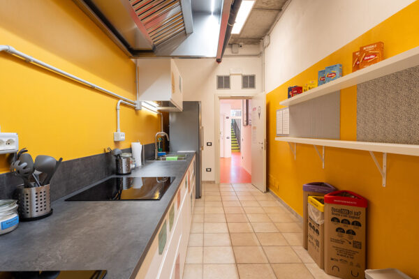 01-6 Dettaglio cucina condivisa Lecco Hostel & Rooms