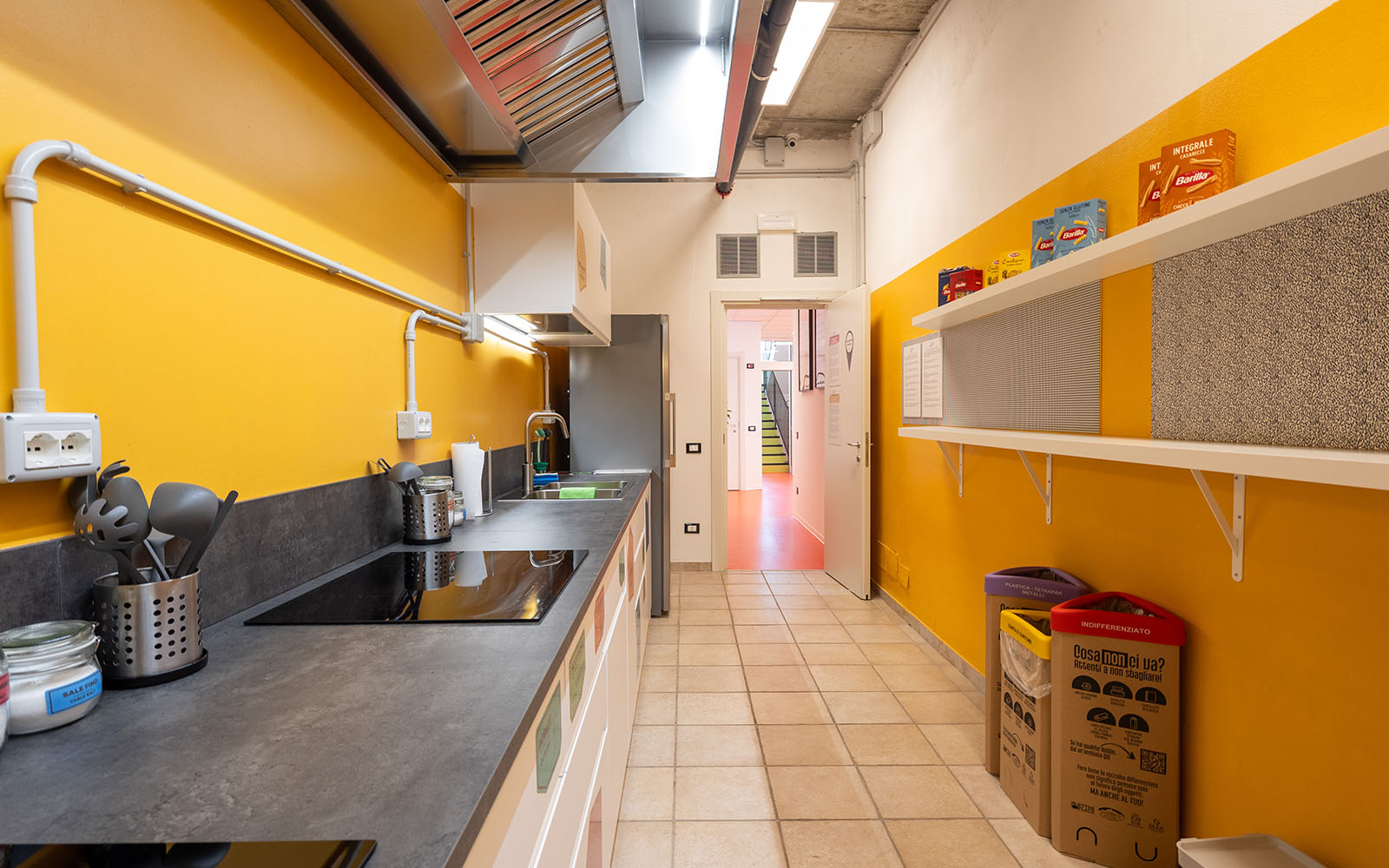 Dettaglio cucina condivisa Lecco Hostel & Rooms