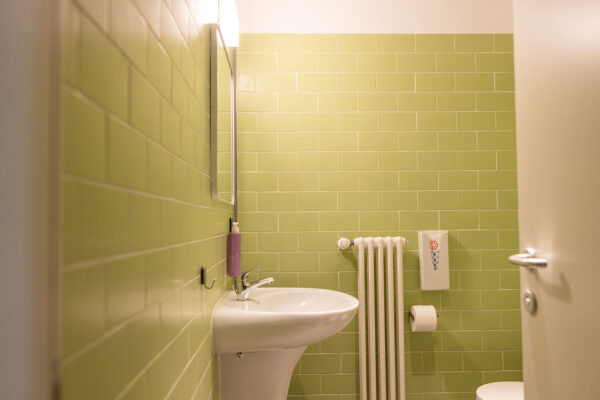 01-8 Dettaglio bagno Lecco Hostel & Rooms