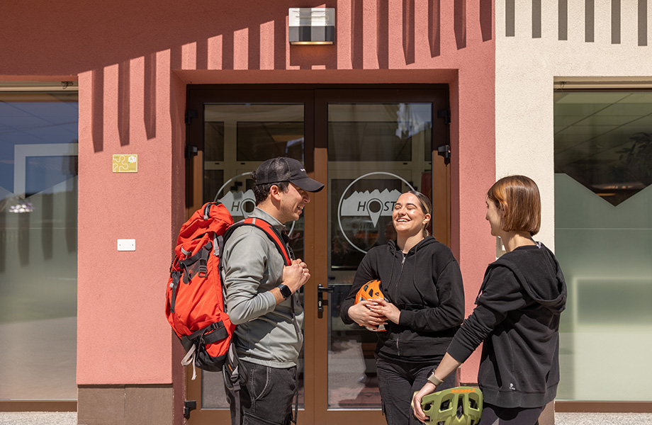 Ragazzi felici che parlano a Lecco Hostel & Rooms