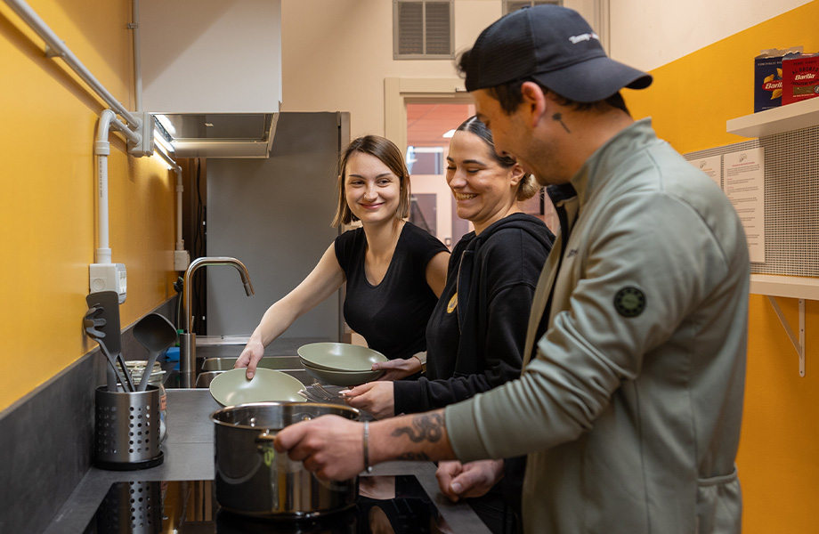 Ragazzi nella cucina condivisa di Lecco Hostel & Rooms
