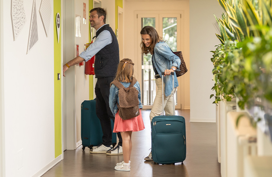 Famiglia che entra in camera a Lecco Hostel & Rooms