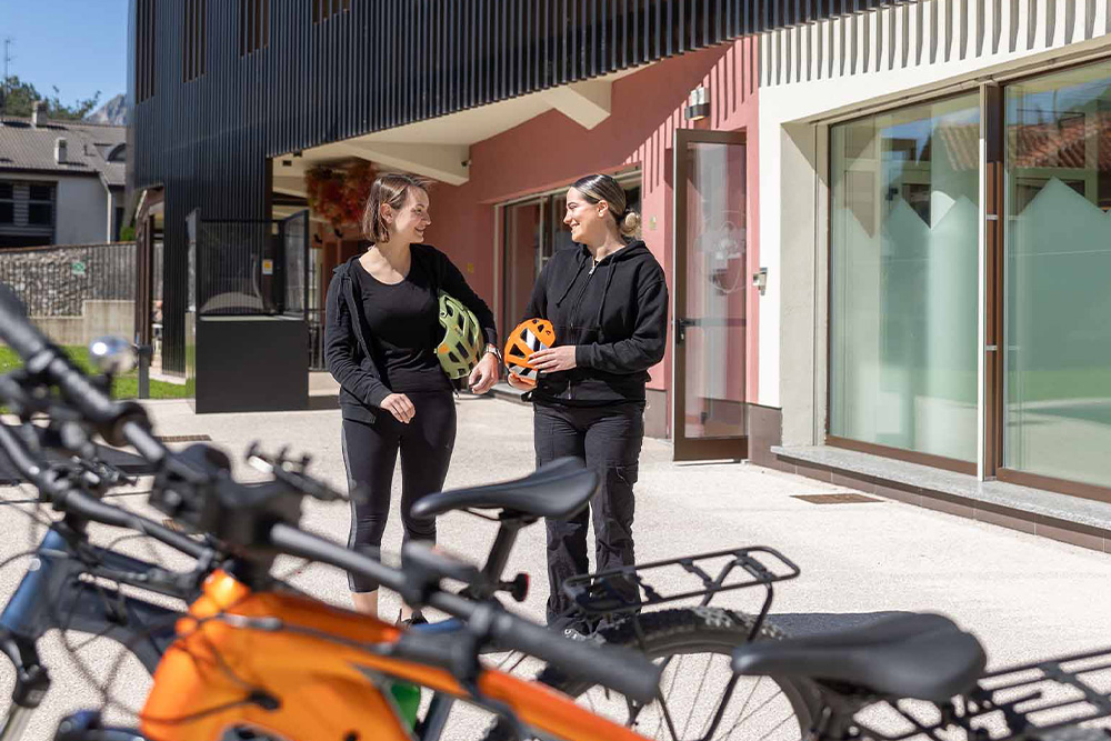 Ragazze con casco e biciclette