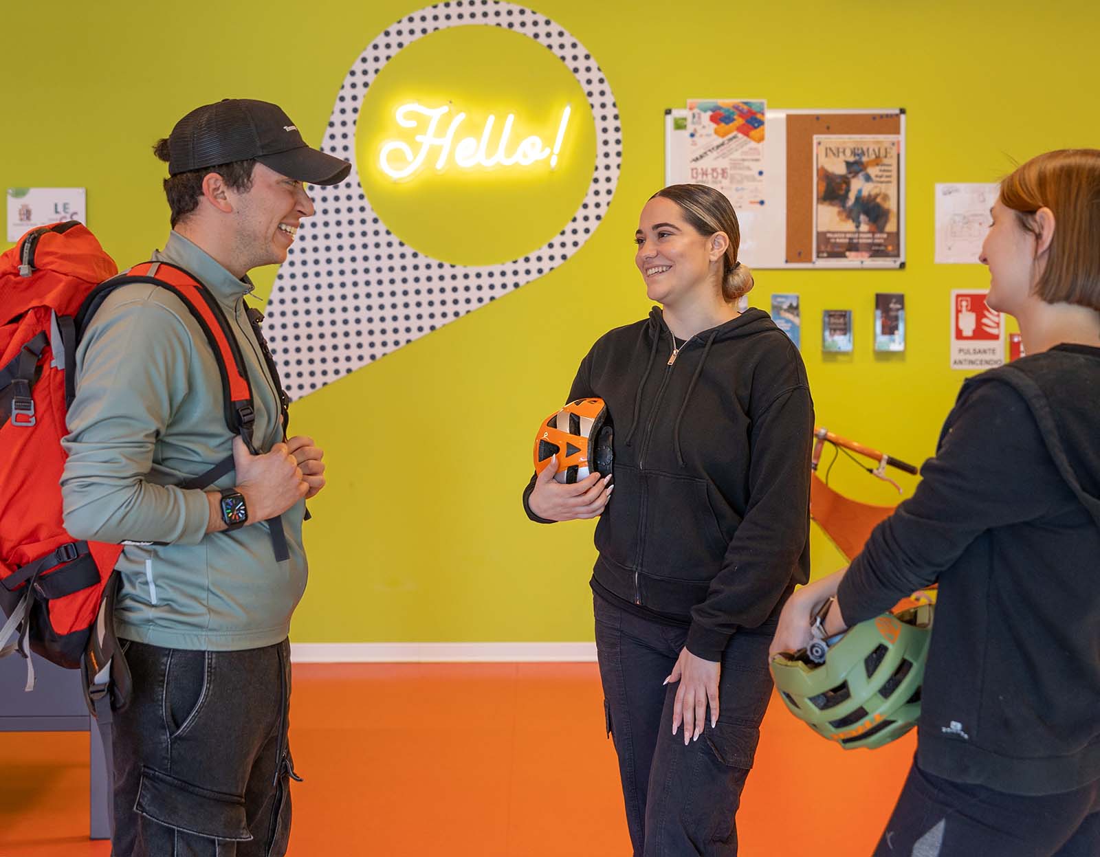 Ragazzi che parlano a Lecco Hostel & Rooms