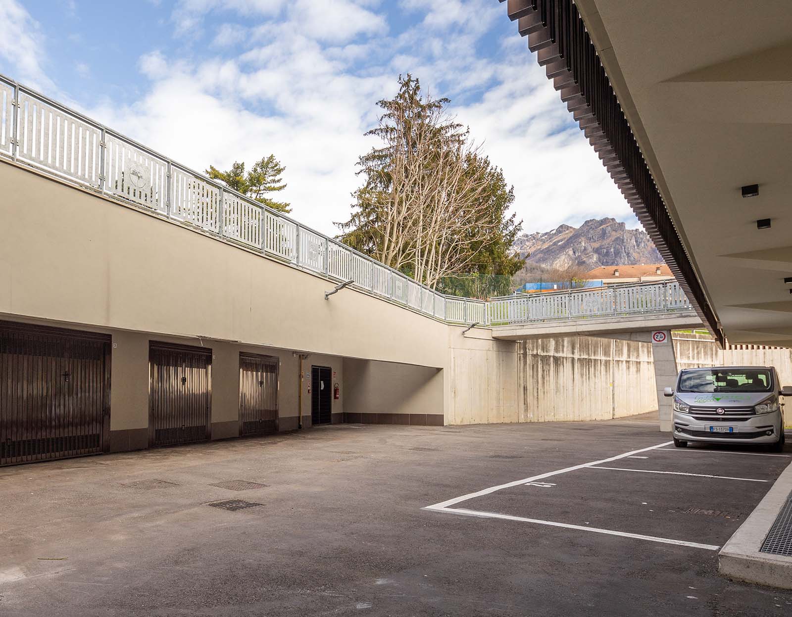 Dettaglio parcheggio esterno Lecco Hostel & Rooms